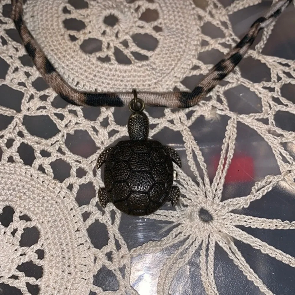 CUTE BRONZY TONED TURTLE WATCH BY STRADA needs a battery adjustable Pre owned